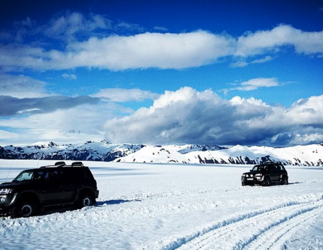 Super-jeep sur le glacier Vatnajökull dans la région de Höfn i Hornafirdi