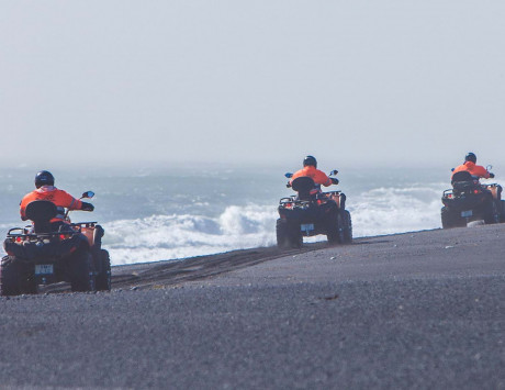 Quad sur les plages de sable noir