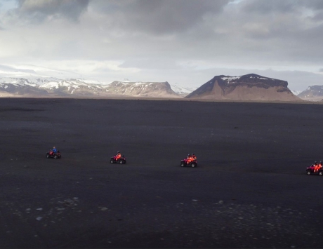 Média réf. 579 (2/6): Quad sur les plages de sable noir