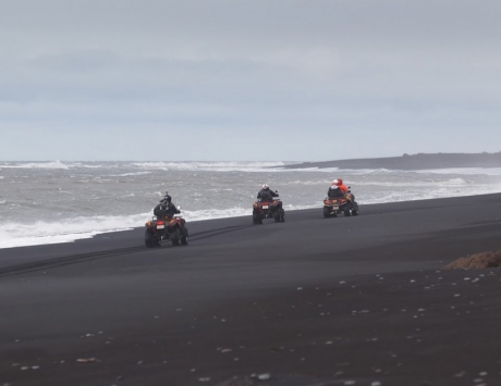 Quad sur les plages de sable noir dans la région de Skogar