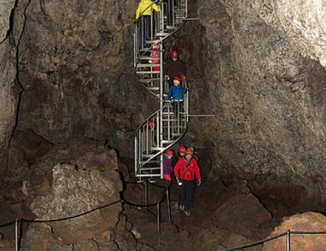Média réf. 3483 (3/3): Exploration de la grotte de lave de Vatnshellir