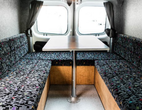 Média réf. 2162 (3/6): Camper Easy Fun (Renault Trafic ou equivalent) : Transport 4 personnes et couchage 2 personnes