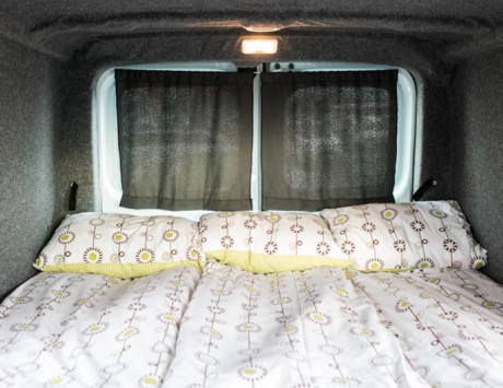 Média réf. 2163 (2/6): Camper Easy Fun (Renault Trafic ou equivalent) : Transport 4 personnes et couchage 2 personnes