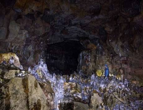 Média réf. 2141 (1/4): Exploration du tunnel de lave Raufarhólshellir