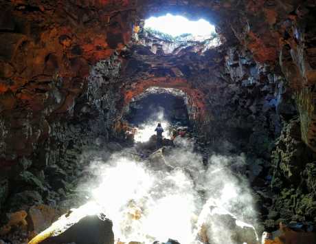 Média réf. 3505 (2/4): Exploration du tunnel de lave Raufarhólshellir