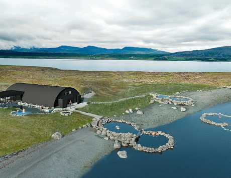 Baignade dans les eaux chaudes du Hvammsvik Hot Springs sur les rives du fjord Hvalfjördur